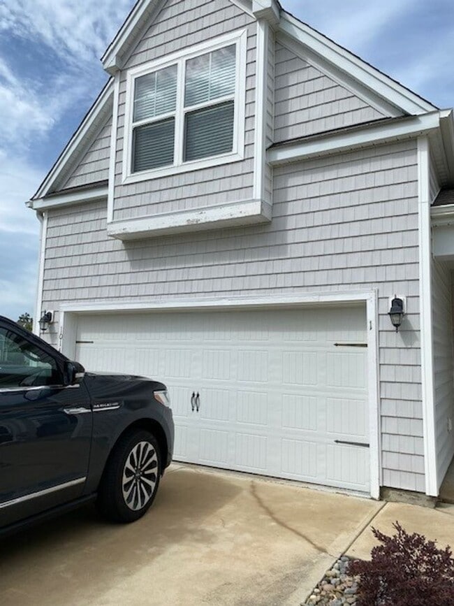 Building Photo - Welcome to this fully furnished 3-bedroom, 3-bathroom townhouse located in the vibrant Hawkeswate...