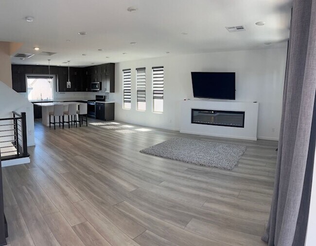 Building Photo - Stylish 3-Story Home with Rooftop Deck & B...