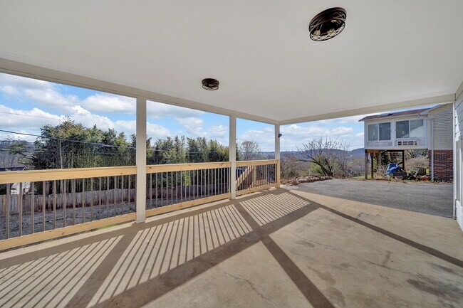 Building Photo - 916 Starling Dr