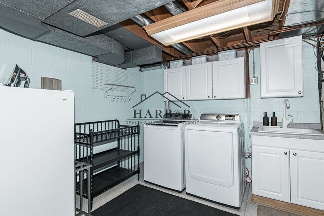 Building Photo - Your NW Sanctuary: 4-BR Single Family Home