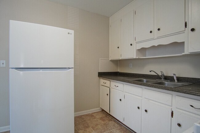 Building Photo - Charming 2-Bedroom Duplex Near UWF, I-10 &...