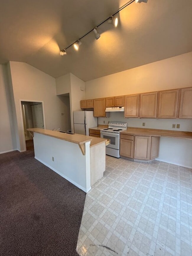 Building Photo - 2 Bed, 2 Bath Duplex with fenced yard in B...