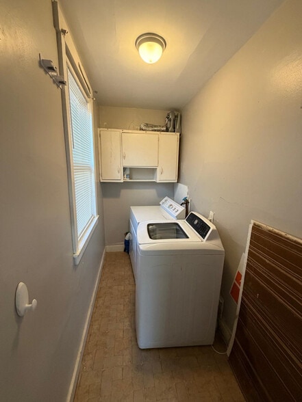 Building Photo - 127 Liverpool Ave