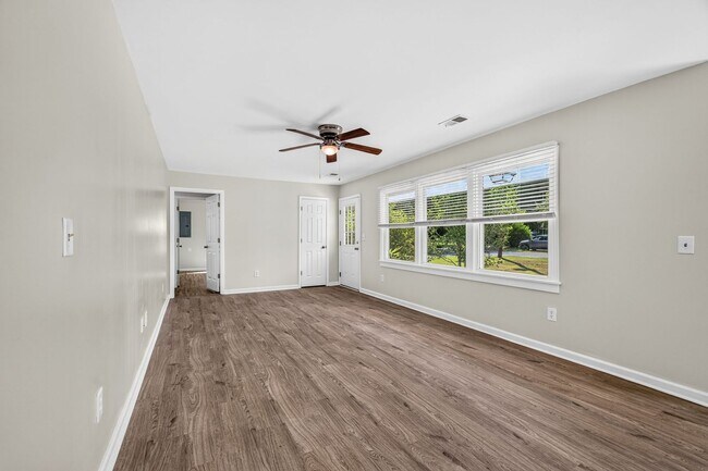 Building Photo - Move-In Ready Home in Hanahan