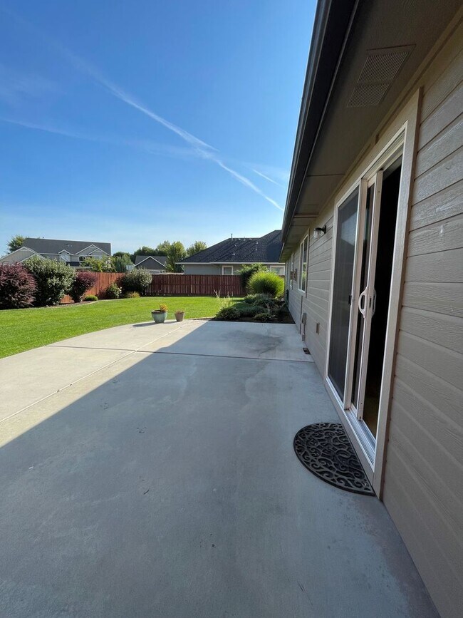 Building Photo - Spacious 3-Bed + Den Home in Hollybrook Su...
