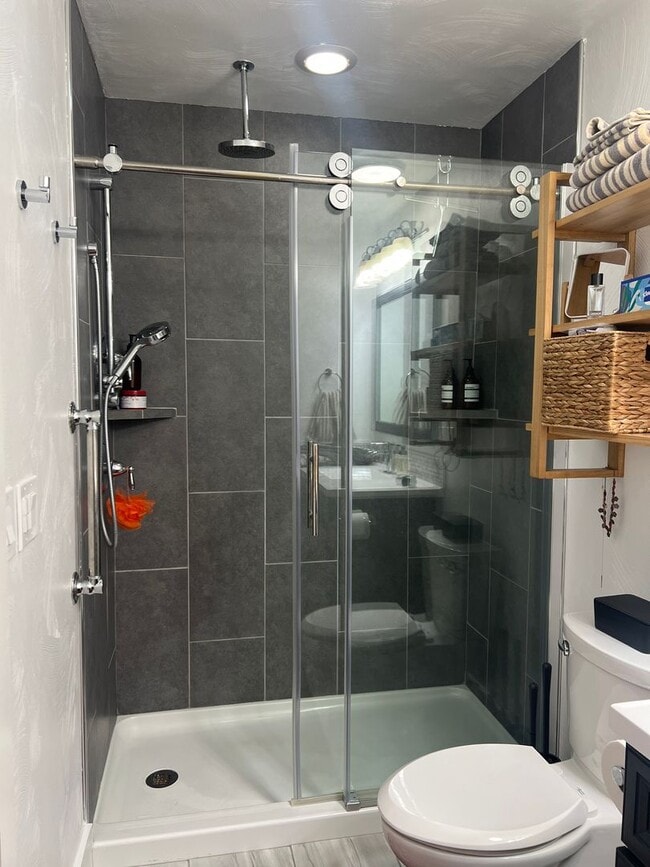 Building Photo - Updated Townhouse backed by National Forest