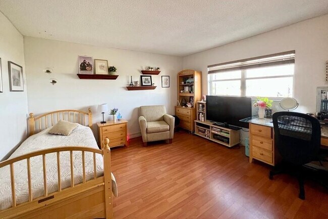 Building Photo - 800 NE 195th St