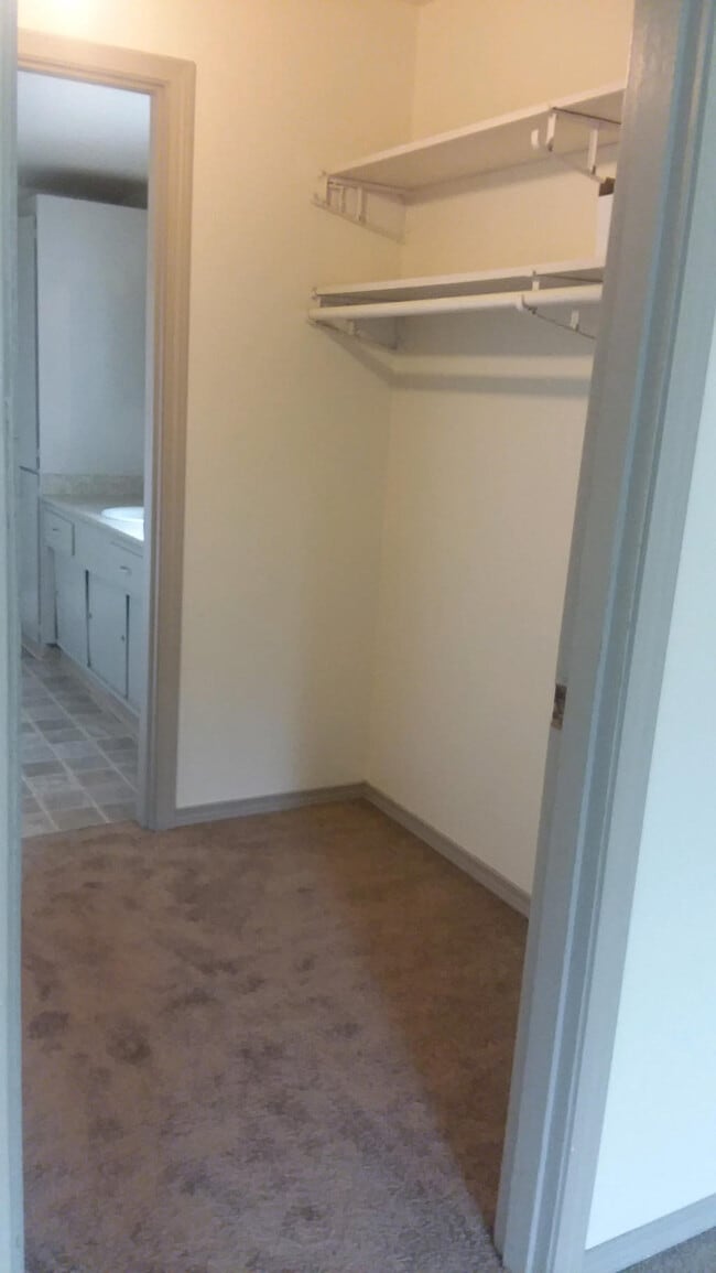 Building Photo - Country Squire Apartments - 2 bedrooms