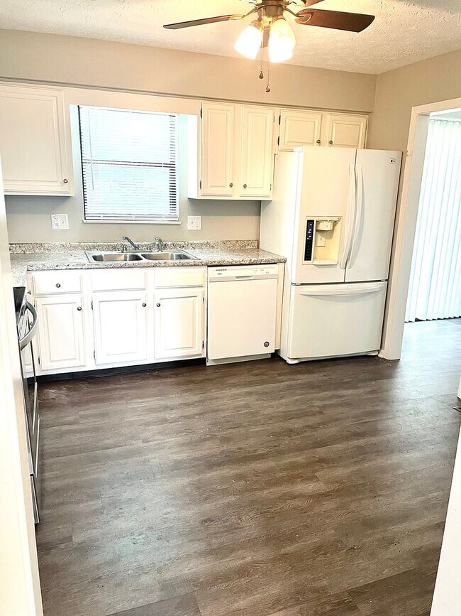 Building Photo - Gorgeous 3 bedroom 2.5 bath home in Farrag...