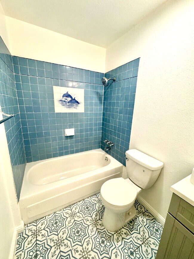 Building Photo - 2-Bedroom, 1-Bath Condo Located in a Quain...