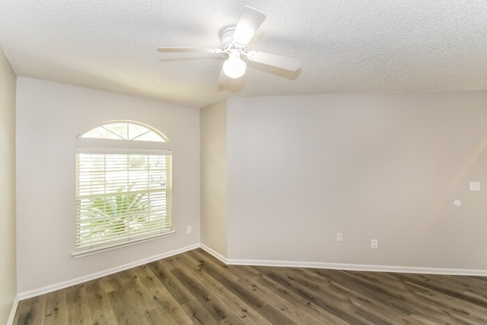 Building Photo - 884 Putters Green Way N