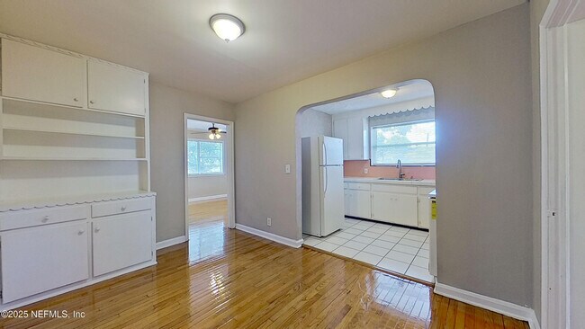 Building Photo - 828 Acosta St