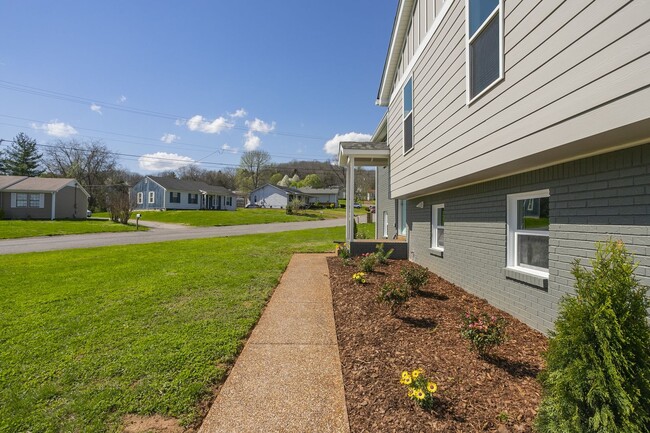 Building Photo - Available June. Large house, fenced back yard, renovated, fenced back, pets ok, great for house s...