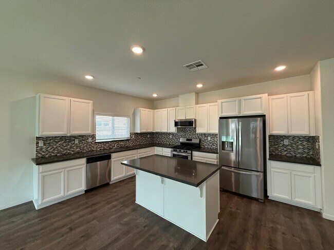Building Photo - 4-bedroom single story in Manteca!