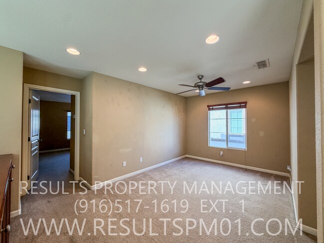 Building Photo - Lovely Courtyard Home 3 Bedroom w Bonus Rm