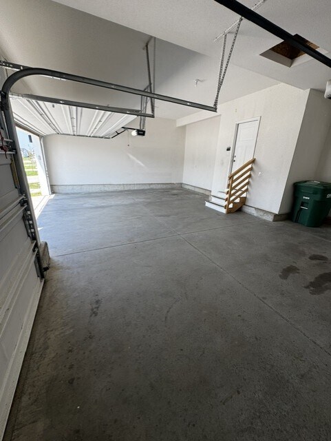 Building Photo - 619 NE Oak Ridge Dr