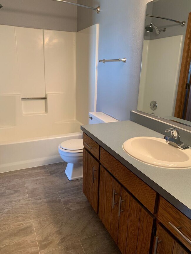 Building Photo - 4 Bed, 2 Bath Twinhome in South Fargo!