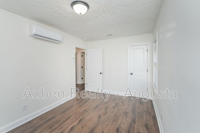 Building Photo - 2524 Rhodes Dr