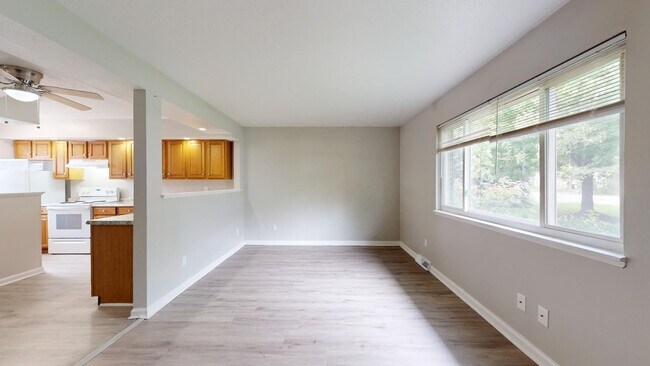 Building Photo - 3 Bedroom/1 bathroom renovated townhouse.