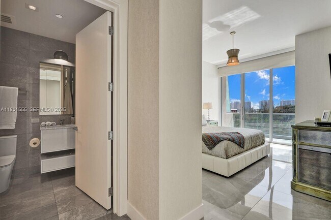 Building Photo - 18501 Collins Ave