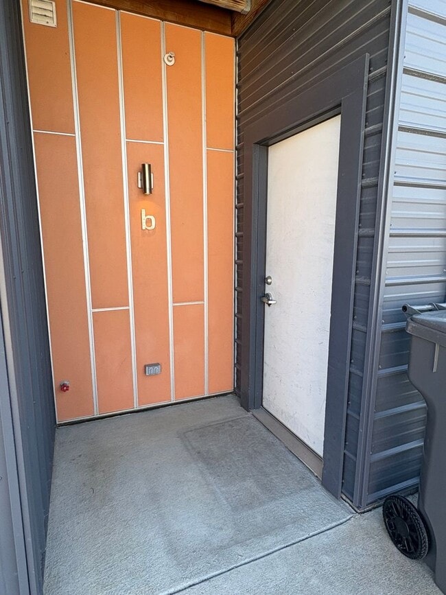 Building Photo - Beautiful 1 bedroom Modern Townhome