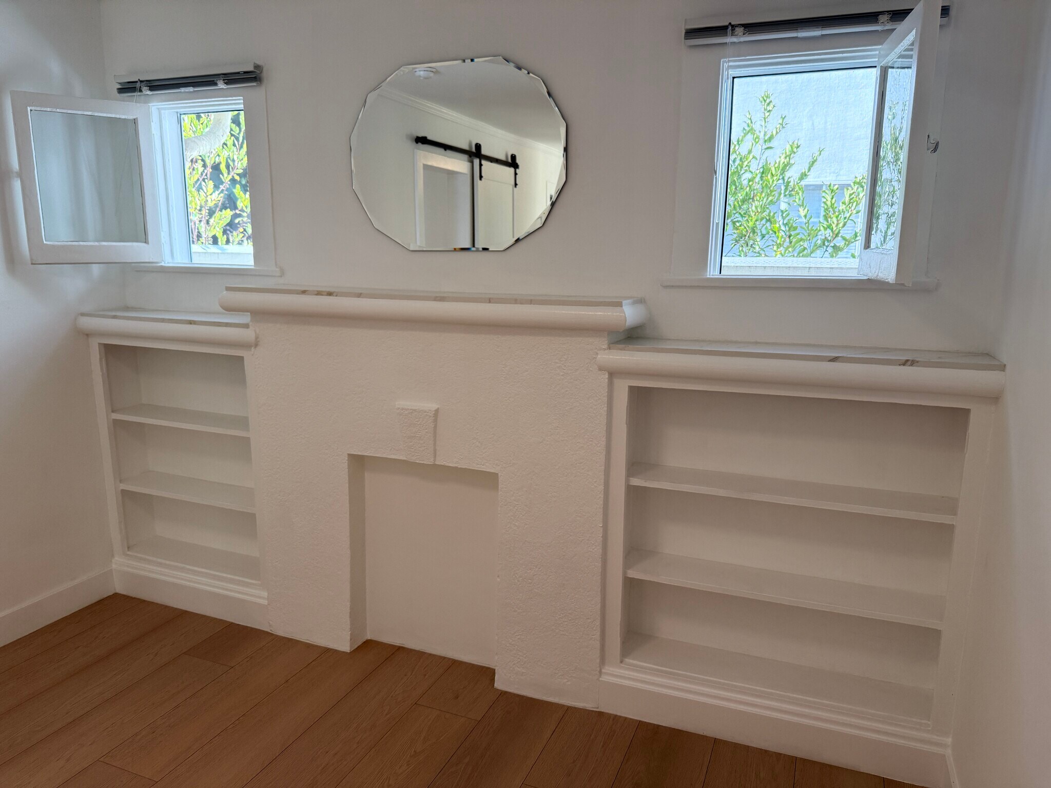 Building Photo - 8730 Rosewood Ave