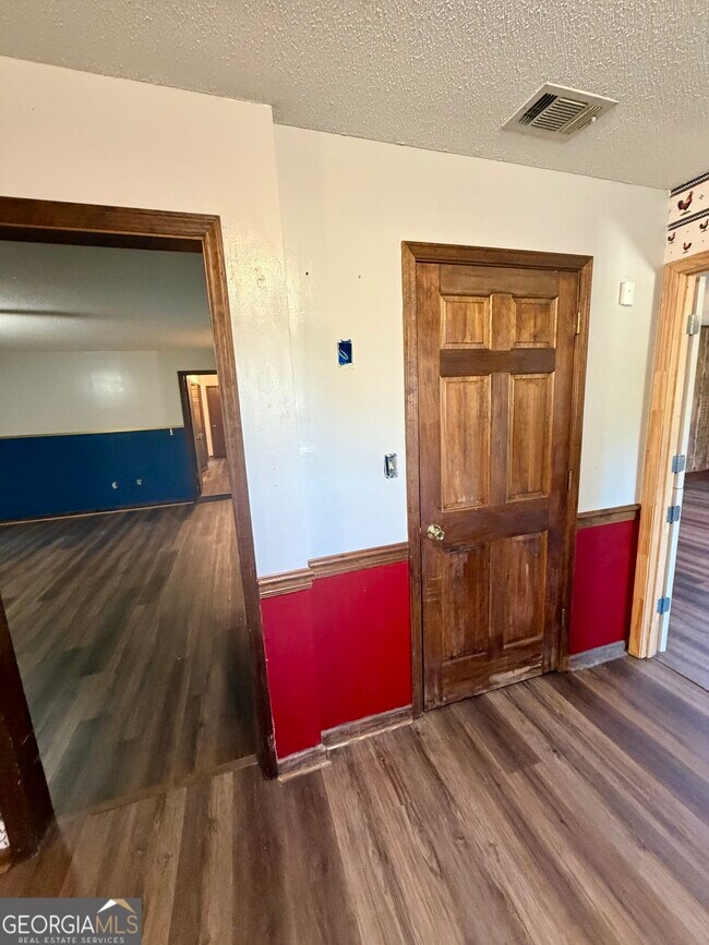 Building Photo - 131 Foxwood Cir