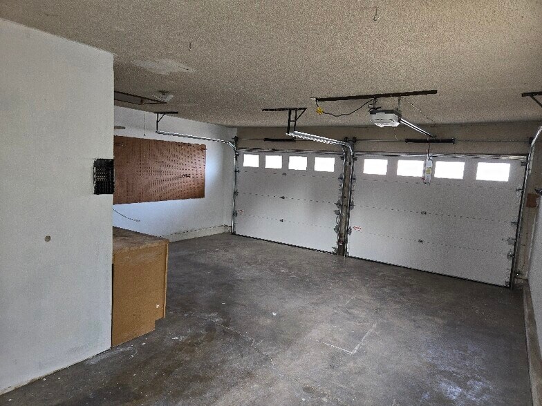 Building Photo - 6095 McLeod Ln NE