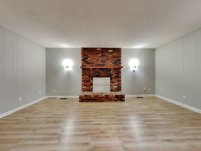 Building Photo - Charming 3-Bedroom Home with Sunroom, Fireplace & Garage in Kansas City, MO!