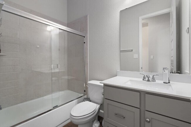 Building Photo - 547 Jefferson Dr