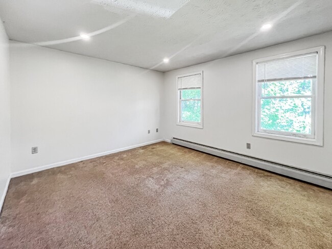 Building Photo - 2 + Bedroom, 3-level Townhouse on Amherst ...