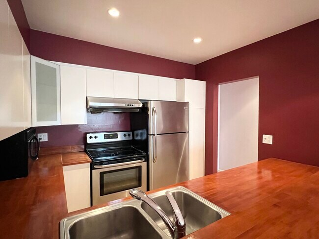 Building Photo - 1015 N Kings Rd