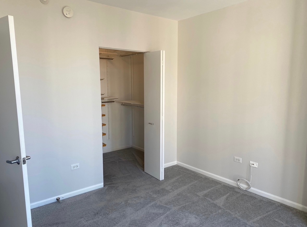 Bedroom with walk in closet - 600 N Dearborn St