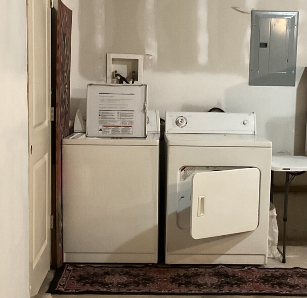 Unfinished garage. Laundry area. Washer/Dryer - 389 E Rhinehill Rd SE