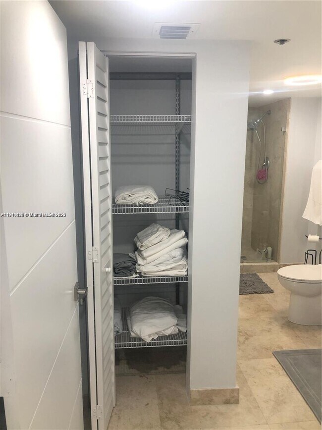 Building Photo - 1717 N Bayshore Dr