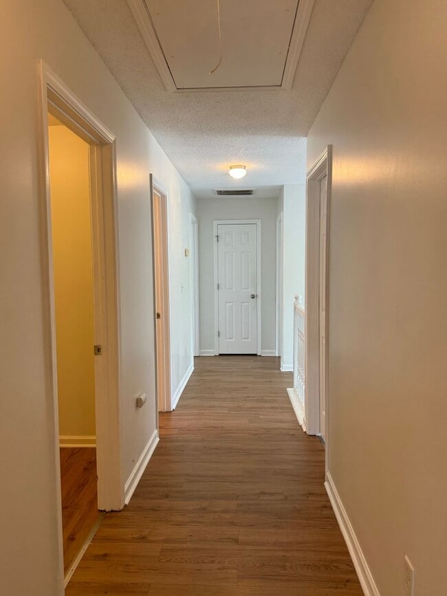 Building Photo - Huge 5 Bedroom Home with Sooo Much Space!