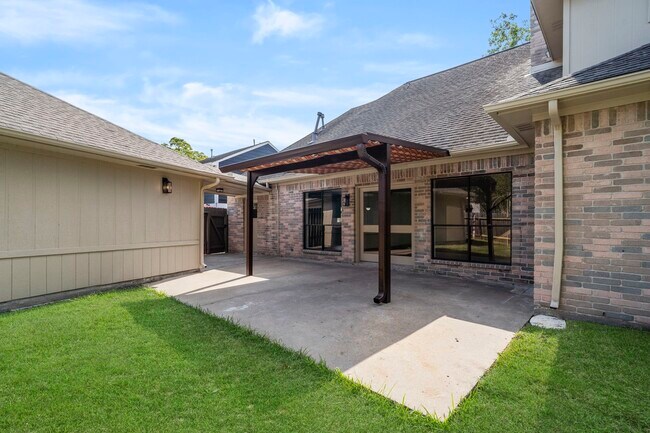 Building Photo - 3223 Country Club Blvd