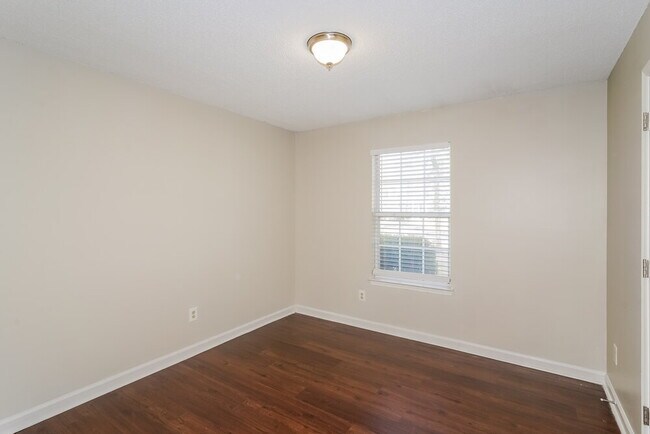 Building Photo - 102 Riverwood Dr