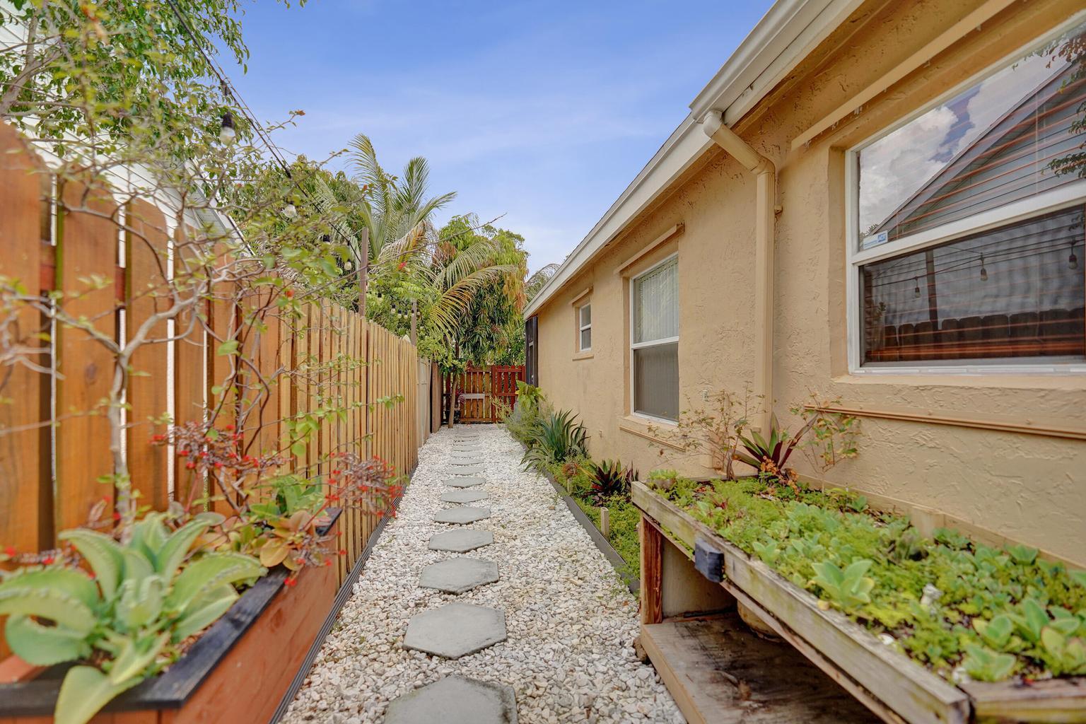 Building Photo - 6817 Barnwell Dr