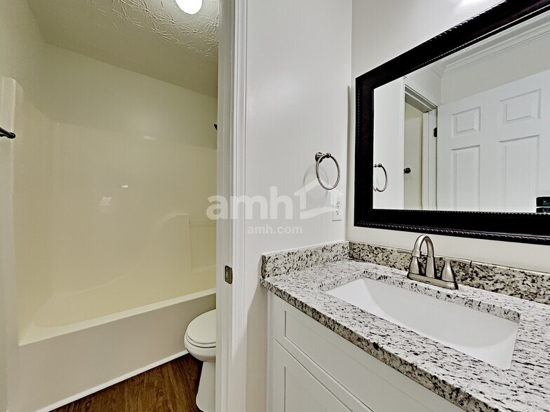 Building Photo - 872 Holly Meadow Dr