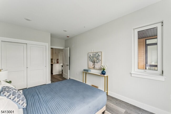 Building Photo - 140 W Webster Ave