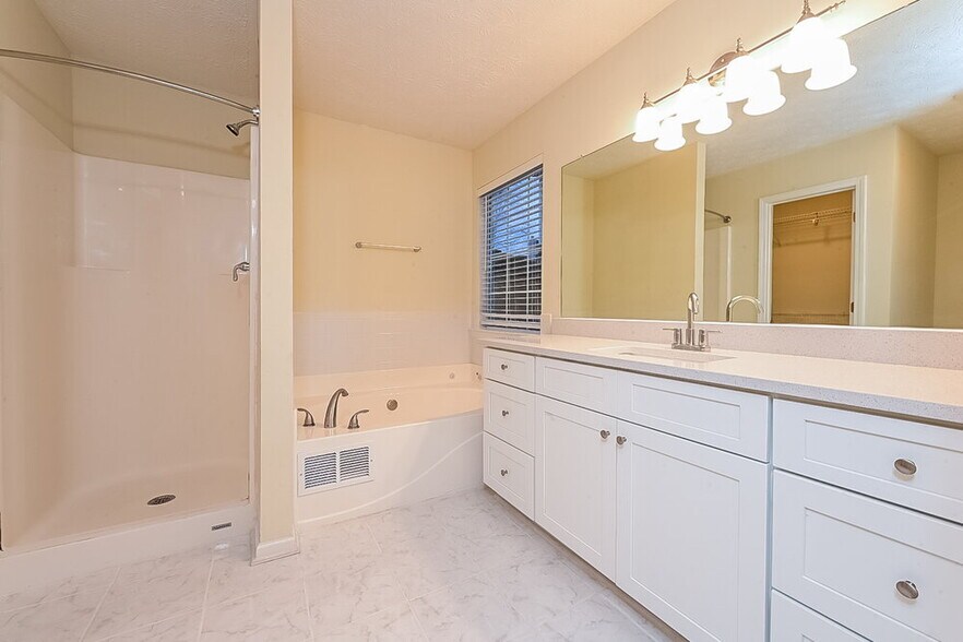 Building Photo - 406 Summer Hill Cir