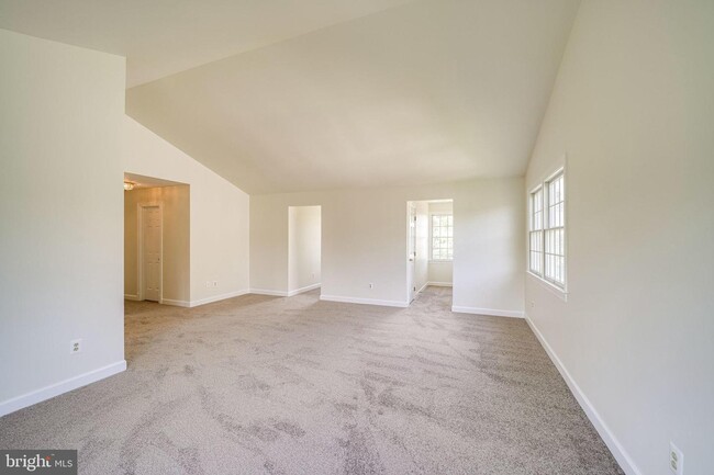 Building Photo - 6207 Woodland Lake Dr