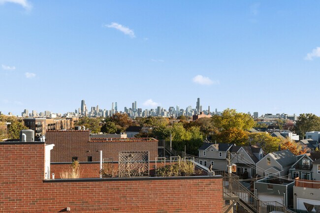 Building Photo - 3056 N Clybourn Ave