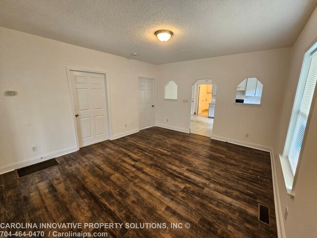 Building Photo - 610 N Pear St