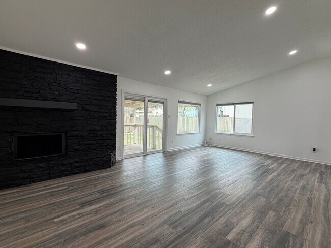 Building Photo - Renovated 4/2 in Beautiful Lago Vista Location