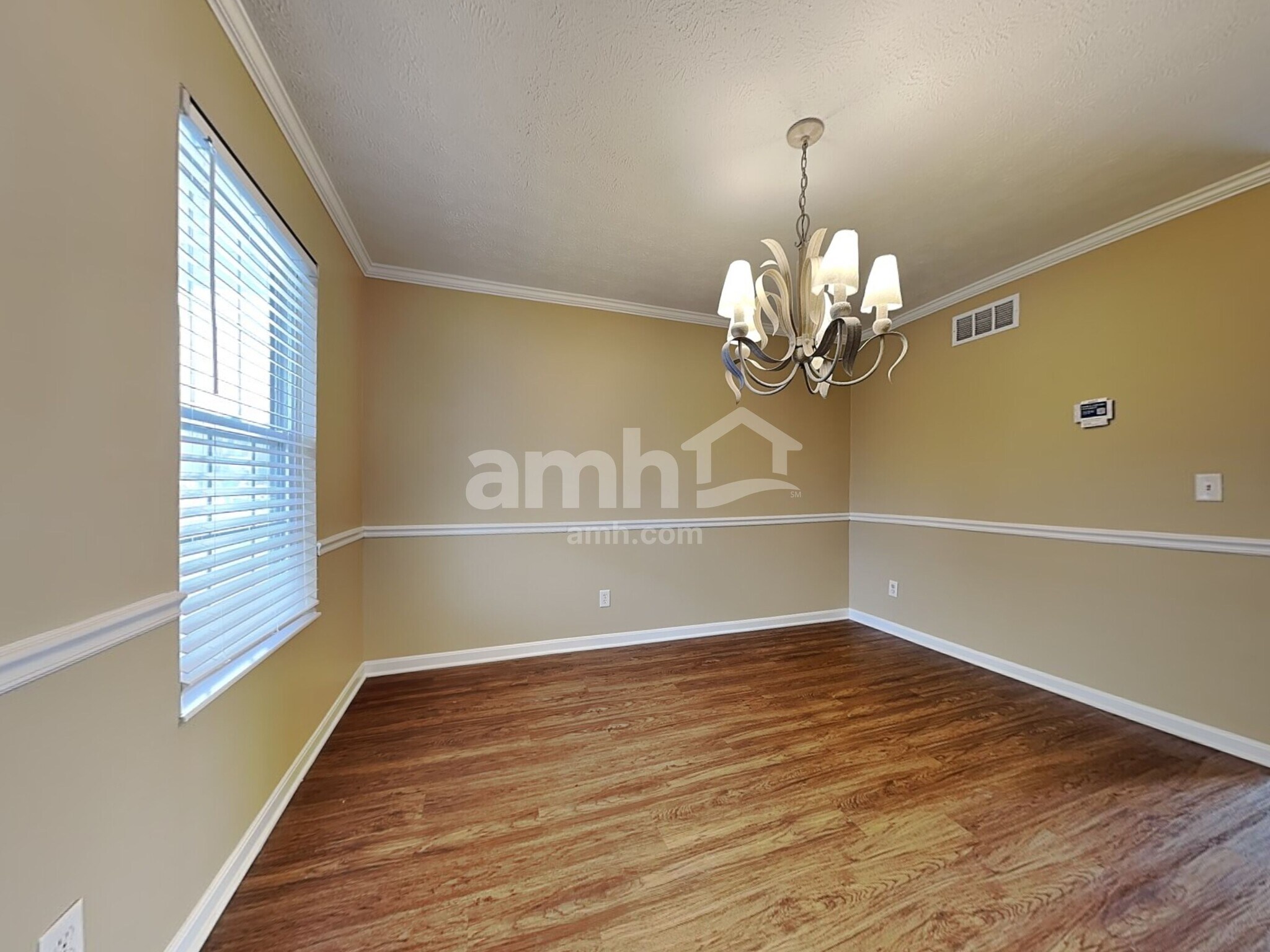 Building Photo - 2025 Apple Knoll Ln