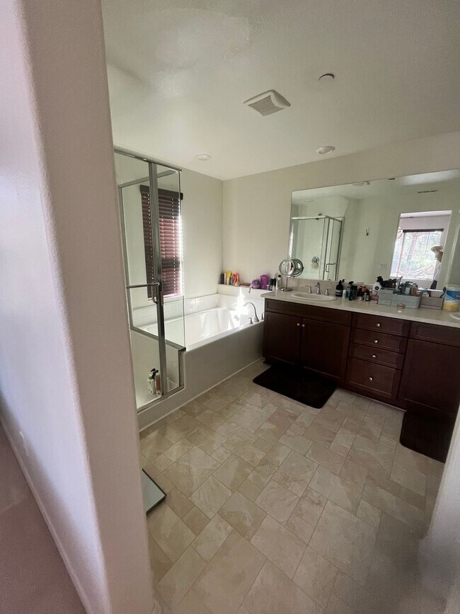 Building Photo - Spacious 4 Bed | 2-Story Townhome in Lake Pointe near Eastlake Vistas