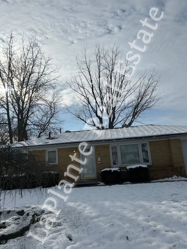 Building Photo - Three Bedroom Brick Ranch for Rent