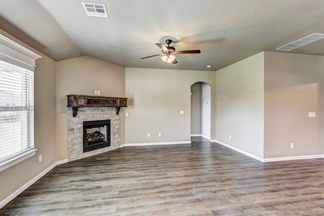 Building Photo - NEWER HOME IN MUSTANG SCHOOL DISTRICT AVAI...